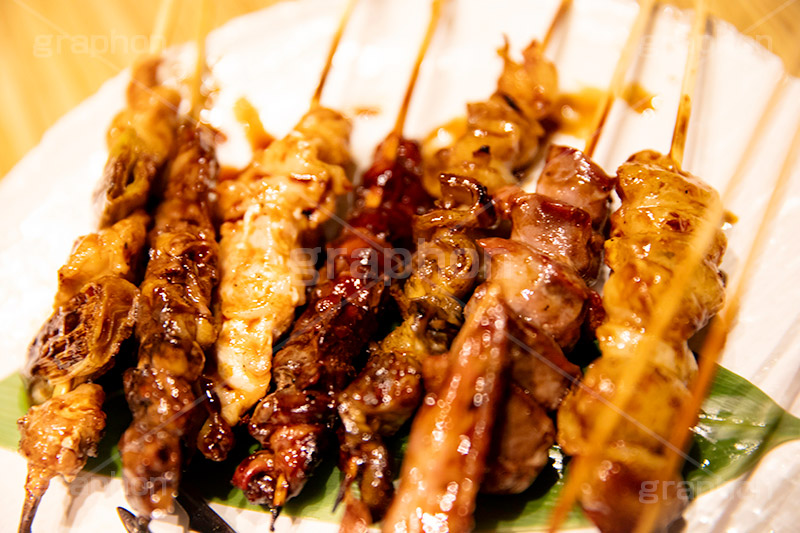 串焼き盛り合わせ,串,やきとり,焼き鳥,鶏,鶏肉,砂肝,レバー,ねぎま,ネギま,鶏皮,タレ,たれ,つまみ,居酒屋,日本料理,日本食,和食,焼き,おつまみ,japan,フルサイズ撮影