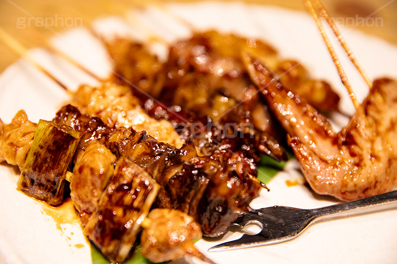 串焼き盛り合わせ,串,やきとり,焼き鳥,鶏,鶏肉,砂肝,レバー,ねぎま,ネギま,鶏皮,手羽先,タレ,たれ,つまみ,居酒屋,日本料理,日本食,和食,焼き,おつまみ,japan,フルサイズ撮影