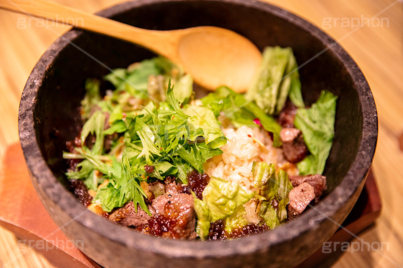 石焼炒飯,石焼,石焼鍋,チャーハン,炒飯,焼き飯,中華,アツアツ,熱々,牛肉,レタス,水菜,つまみ,おつまみ,居酒屋,スプーン,フルサイズ撮影