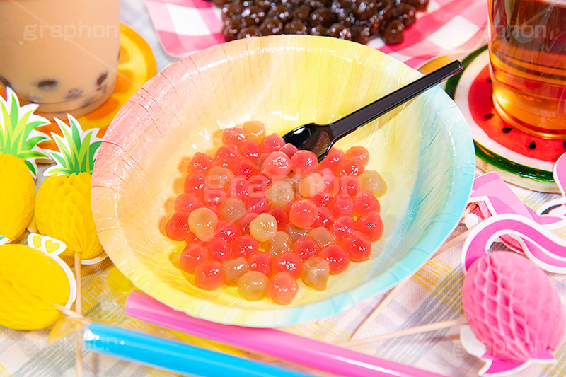 カラフルタピオカ,タピオカ,カラフル,トロピカル,夏,サマー,タピオカティー,ティー,紅茶,お茶,抹茶,ミルクティー,飲料,流行り,台湾,デンプン,粒々,甘い,タピ,ストロー,スイーツ,デザート,ドリンク,黒蜜,トッピング,スプーン,パイナップル,spoon,drink,dessert,tapioca,milktea,summer,フルサイズ撮影