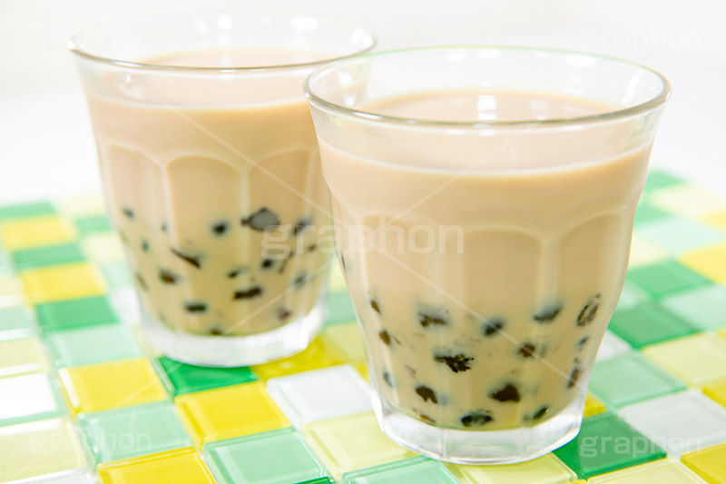 タピオカミルクティー,タピオカティー,タピオカ,ミルクティー,ティー,紅茶,お茶,飲料,流行り,台湾,デンプン,粒々,甘い,タピ,スイーツ,デザート,ドリンク,黒蜜,グラス,コップ,drink,dessert,tapioca,milktea,フルサイズ撮影
