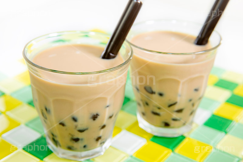 タピオカミルクティー,タピオカティー,タピオカ,ミルクティー,ティー,紅茶,お茶,飲料,流行り,台湾,デンプン,粒々,甘い,タピ,ストロー,スイーツ,デザート,ドリンク,黒蜜,グラス,コップ,drink,dessert,tapioca,milktea,フルサイズ撮影