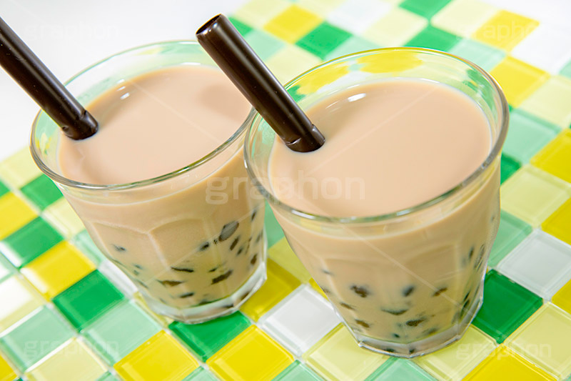 タピオカミルクティー,タピオカティー,タピオカ,ミルクティー,ティー,紅茶,お茶,飲料,流行り,台湾,デンプン,粒々,甘い,タピ,ストロー,スイーツ,デザート,ドリンク,黒蜜,グラス,コップ,drink,dessert,tapioca,milktea,フルサイズ撮影