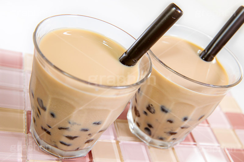 タピオカミルクティー,タピオカティー,タピオカ,ミルクティー,ティー,紅茶,お茶,飲料,流行り,台湾,デンプン,粒々,甘い,タピ,ストロー,スイーツ,デザート,ドリンク,黒蜜,グラス,コップ,drink,dessert,tapioca,milktea,フルサイズ撮影