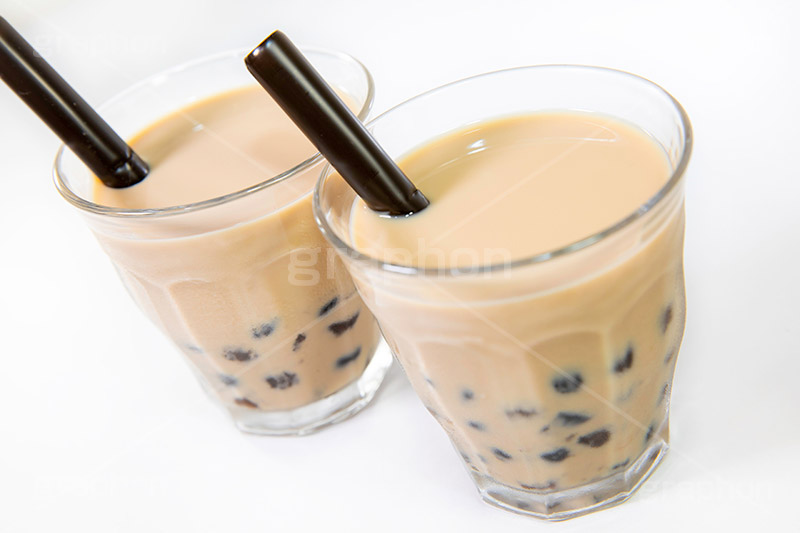 タピオカミルクティー,タピオカティー,タピオカ,ミルクティー,ティー,紅茶,お茶,飲料,流行り,台湾,デンプン,粒々,甘い,タピ,ストロー,スイーツ,デザート,ドリンク,黒蜜,グラス,コップ,drink,dessert,tapioca,milktea,フルサイズ撮影