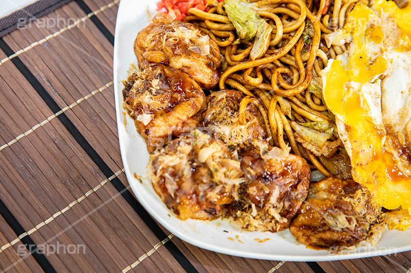 カロリーの化け物,粉もんセット,トロトロたこ焼き,たこ焼き,たこやき,タコヤキ,とろとろ,大阪名物,粉もん,小麦粉,青のり,かつお節,ソース,ソウルフード,日本料理,日本食,和食,アツアツ,あつあつ,熱々,たこ,タコ,ファーストフード,ファストフード,祭り,夏祭り,屋台,出店,露店,焼きそば,ヤキソバ,やきそば,キャベツ,きゃべつ,豚肉,炒め,麺類,国民食,香ばしい,こってり,コッテリ,半熟卵,紅しょうが,japan,フルサイズ撮影