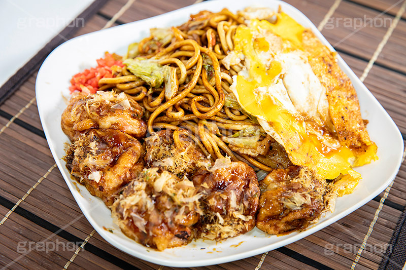 カロリーの化け物,粉もんセット,トロトロたこ焼き,たこ焼き,たこやき,タコヤキ,とろとろ,大阪名物,粉もん,小麦粉,青のり,かつお節,ソース,ソウルフード,日本料理,日本食,和食,アツアツ,あつあつ,熱々,たこ,タコ,ファーストフード,ファストフード,祭り,夏祭り,屋台,出店,露店,焼きそば,ヤキソバ,やきそば,キャベツ,きゃべつ,豚肉,炒め,麺類,国民食,香ばしい,こってり,コッテリ,半熟卵,紅しょうが,japan,フルサイズ撮影