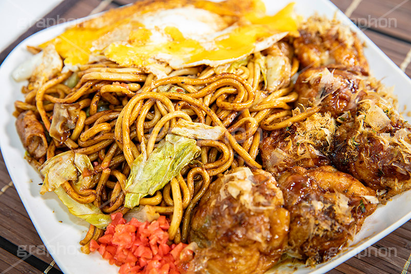 カロリーの化け物,粉もんセット,トロトロたこ焼き,たこ焼き,たこやき,タコヤキ,とろとろ,大阪名物,粉もん,小麦粉,青のり,かつお節,ソース,ソウルフード,日本料理,日本食,和食,アツアツ,あつあつ,熱々,たこ,タコ,ファーストフード,ファストフード,祭り,夏祭り,屋台,出店,露店,焼きそば,ヤキソバ,やきそば,キャベツ,きゃべつ,豚肉,炒め,麺類,国民食,香ばしい,こってり,コッテリ,半熟卵,紅しょうが,japan,フルサイズ撮影