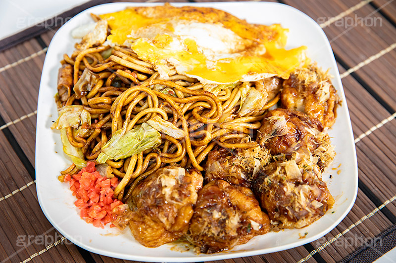 カロリーの化け物,粉もんセット,トロトロたこ焼き,たこ焼き,たこやき,タコヤキ,とろとろ,大阪名物,粉もん,小麦粉,青のり,かつお節,ソース,ソウルフード,日本料理,日本食,和食,アツアツ,あつあつ,熱々,たこ,タコ,ファーストフード,ファストフード,祭り,夏祭り,屋台,出店,露店,焼きそば,ヤキソバ,やきそば,キャベツ,きゃべつ,豚肉,炒め,麺類,国民食,香ばしい,こってり,コッテリ,半熟卵,紅しょうが,japan,フルサイズ撮影