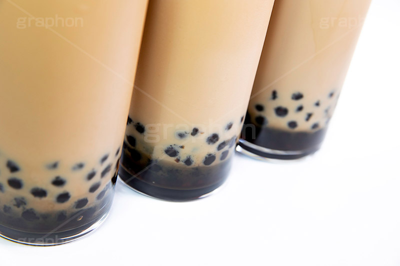 タピオカミルクティー,タピオカティー,タピオカ,ミルクティー,ティー,紅茶,お茶,飲料,流行り,台湾,デンプン,粒々,甘い,タピ,スイーツ,デザート,ドリンク,黒蜜,黒糖,グラス,コップ,drink,dessert,tapioca,milktea,フルサイズ撮影