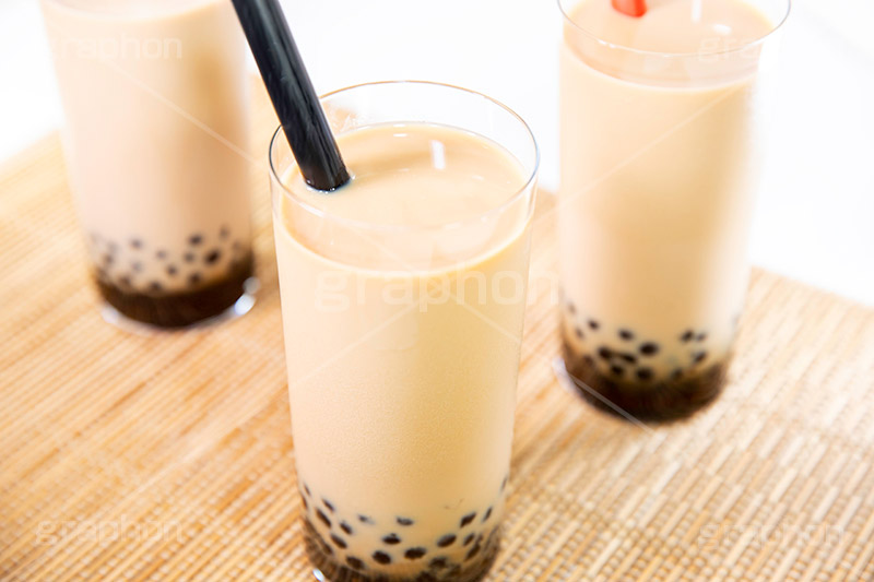 タピオカミルクティー,タピオカティー,タピオカ,ミルクティー,ティー,紅茶,お茶,飲料,流行り,台湾,デンプン,粒々,甘い,タピ,ストロー,スイーツ,デザート,ドリンク,黒蜜,黒糖,グラス,コップ,drink,dessert,tapioca,milktea,フルサイズ撮影