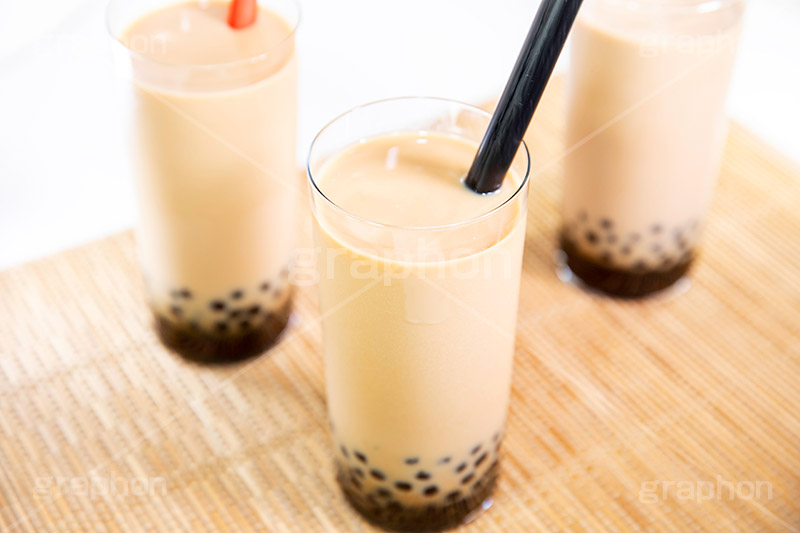 タピオカミルクティー,タピオカティー,タピオカ,ミルクティー,ティー,紅茶,お茶,飲料,流行り,台湾,デンプン,粒々,甘い,タピ,ストロー,スイーツ,デザート,ドリンク,黒蜜,黒糖,グラス,コップ,drink,dessert,tapioca,milktea,フルサイズ撮影