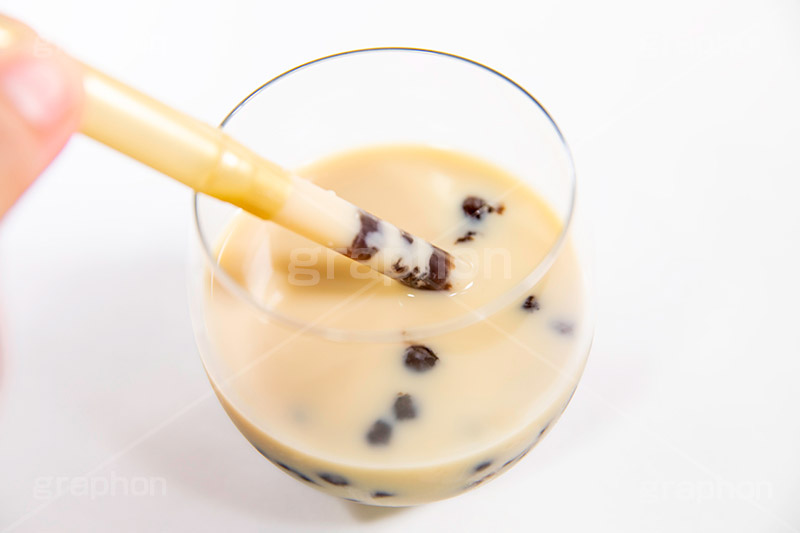 ストローに詰まったタピオカ,詰まる,タピオカミルクティー,タピオカティー,タピオカ,ミルクティー,ティー,紅茶,お茶,飲料,流行り,台湾,デンプン,粒々,甘い,タピ,ストロー,スイーツ,デザート,ドリンク,黒蜜,黒糖,グラス,コップ,drink,dessert,tapioca,milktea,フルサイズ撮影