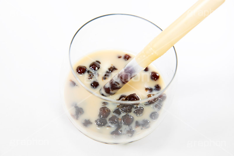 ストローに詰まったタピオカ,詰まる,タピオカミルクティー,タピオカティー,タピオカ,ミルクティー,ティー,紅茶,お茶,飲料,流行り,台湾,デンプン,粒々,甘い,タピ,ストロー,スイーツ,デザート,ドリンク,黒蜜,黒糖,グラス,コップ,drink,dessert,tapioca,milktea,フルサイズ撮影