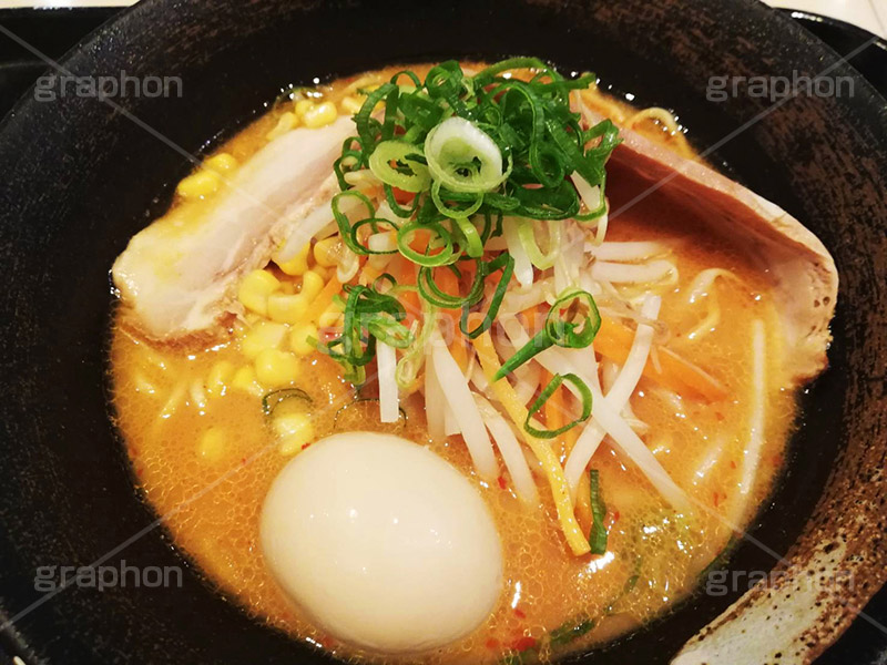 味噌ラーメン,ラーメン,らーめん,めん,みそラーメン,みそ,味噌,日本料理,日本食,和食,つゆ,麺料理,麺類,たまご,玉子,味玉,チャーシュー,焼き豚,ねぎ,ネギ,もやし,モヤシ,コーン,japan