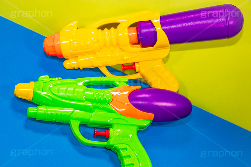 水鉄砲,カラフルな水鉄砲,カラフル,水遊び,鉄砲,銃,遊び,おもちゃ,玩具,TOY,kids,キッズ,子供,こども,プール,海水浴,夏,サマー,summer,フルサイズ撮影