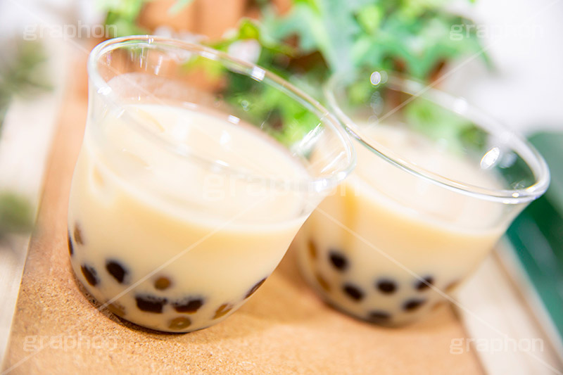 タピオカミルクティー,タピオカティー,タピオカ,ミルクティー,ティー,紅茶,お茶,飲料,流行り,台湾,デンプン,粒々,甘い,タピ,スイーツ,デザート,ドリンク,黒蜜,黒糖,グラス,コップ,drink,dessert,tapioca,milktea,フルサイズ撮影