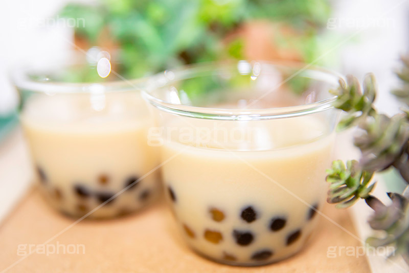 タピオカミルクティー,タピオカティー,タピオカ,ミルクティー,ティー,紅茶,お茶,飲料,流行り,台湾,デンプン,粒々,甘い,タピ,スイーツ,デザート,ドリンク,黒蜜,黒糖,グラス,コップ,drink,dessert,tapioca,milktea,フルサイズ撮影