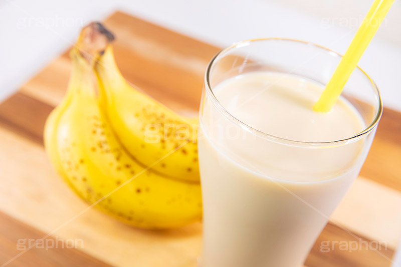 バナナジュース,バナナ,ジュース,ドリンク,スイーツ,流行,スムージー,ミルク,ストロー,milk,drink,banana,フルサイズ撮影