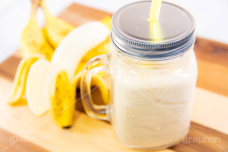 バナナジュース,バナナ,ジュース,ドリンク,スイーツ,流行,スムージー,ミルク,ストロー,メイソンジャー,milk,drink,banana,フルサイズ撮影
