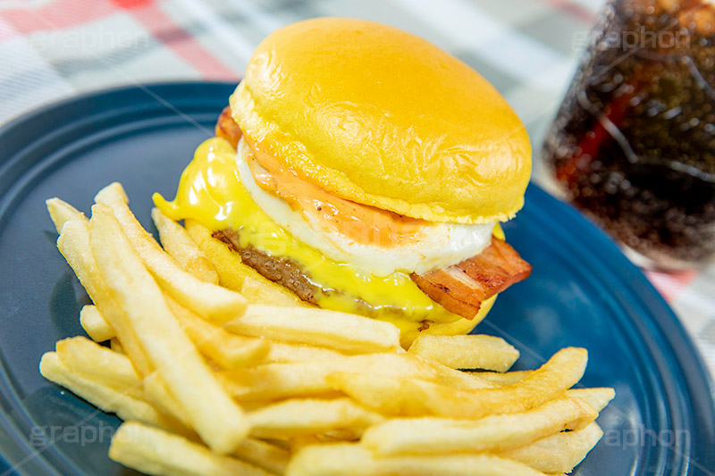 ベーコン玉子チーズバーガー,目玉焼き,たまご,卵,タマゴ,ジューシー,ベーコン,ハンバーガー,バーガー,ビーフ,牛肉,コーラ,サンド,パテ,洋食,ジャンク,ジャンキー,チェーン店,ファーストフード,パン,ジャンクフード,beef,hamburger,cola,fast food,egg,cheese,フルサイズ撮影