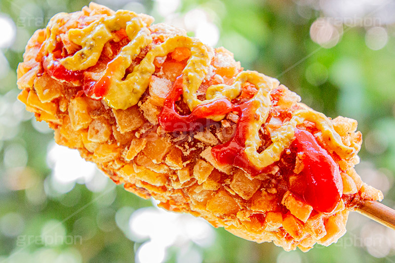 チーズハットグ,チーズドック,ホットドッグ,アメリカンドッグ,ファーストフード,ジャンクフード,カロリー,食べ歩き,韓国グルメ,スナック,流行り,串,チーズ,伸びる,ソーセージ,ウィンナー,ジャガイモ,じゃがいも,ポテト,ケチャップ,マスタード,potato,cheese,snack