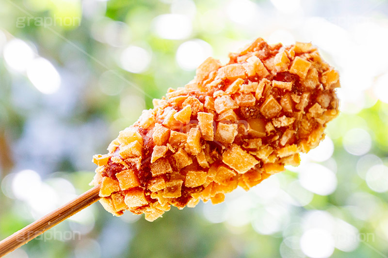 チーズハットグ,チーズドック,ホットドッグ,アメリカンドッグ,ファーストフード,ジャンクフード,カロリー,食べ歩き,韓国グルメ,スナック,流行り,串,チーズ,伸びる,ソーセージ,ウィンナー,ジャガイモ,じゃがいも,ポテト,potato,cheese,snack