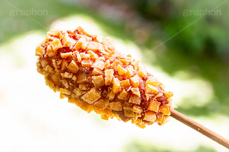 チーズハットグ,チーズドック,ホットドッグ,アメリカンドッグ,ファーストフード,ジャンクフード,カロリー,食べ歩き,韓国グルメ,スナック,流行り,串,チーズ,伸びる,ソーセージ,ウィンナー,ジャガイモ,じゃがいも,ポテト,potato,cheese,snack