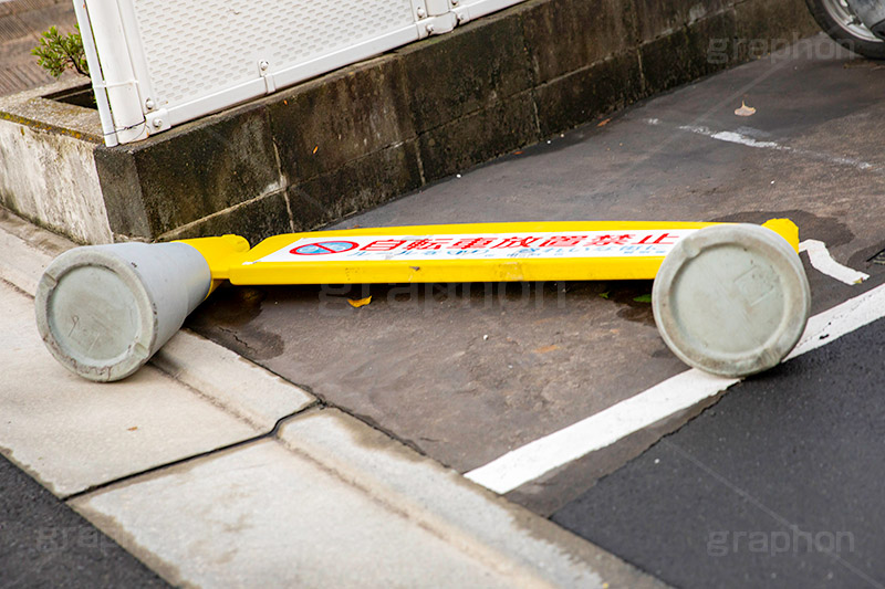 台風の傷跡,看板,標識,倒,壊,台風,大雨,嵐,豪雨,天災,災害,避難,非常,傷,被害,事件,事故,フルサイズ撮影