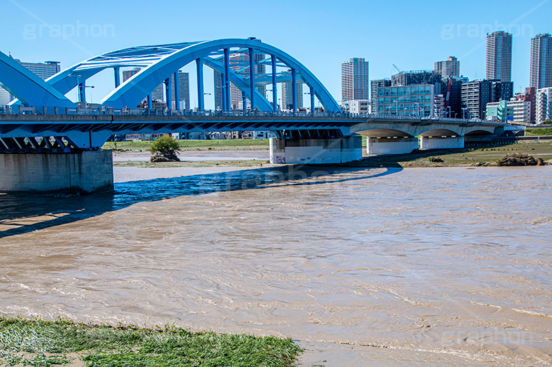 台風の傷跡,洪水,浸水,濁流,水位,危険,被災,氾濫,決壊,堤防,水害,ハザードマップ,台風,大雨,嵐,豪雨,天災,災害,避難,非常,傷,被害,事件,事故,丸子橋,橋,八幡町,アーチ,水色,橋梁,多摩川,川,川原,河川敷,一級河川,玉川,河川,神奈川,typhoon,disaster,japan,2019