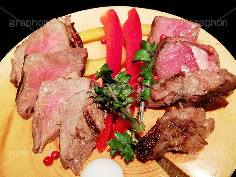 熟成肉,肉,肉食,ビーフ,ポーク,バルサミコ酢,レア,つまみ,おつまみ,居酒屋,バル,beef,pork,スマホ撮影