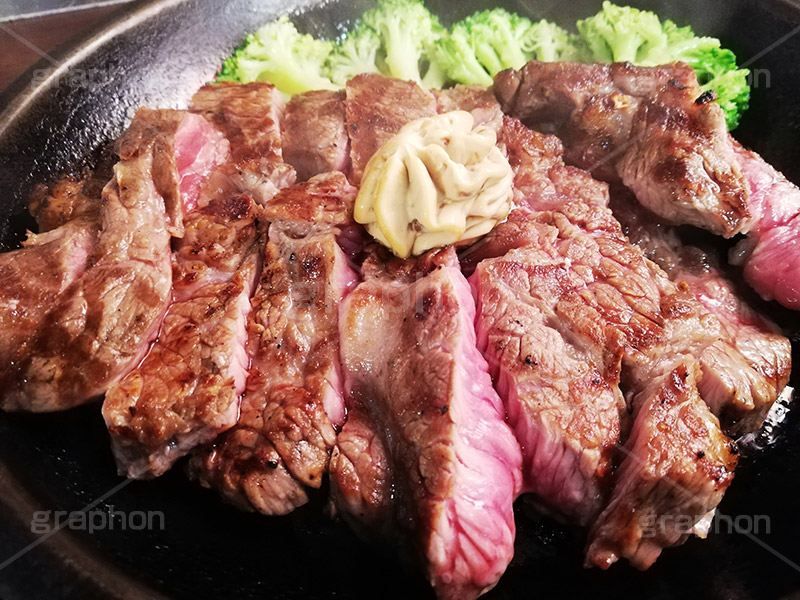 ステーキ,鉄板,肉,肉食,ブロッコリー,ビーフ,湯気,あつあつ,熱々,牛肉,焦げ,焼き,にんにく,ニンニク,ガーリック,レア,脂,脂質,スタミナ,洋食,タレ,meat,steak,garlic,beef,broccoli,スマホ撮影