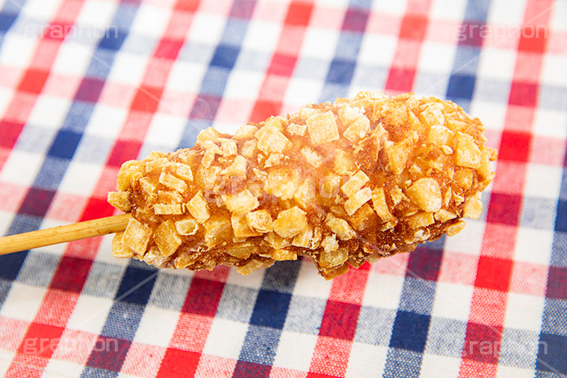 チーズハットグ,チーズドック,ホットドッグ,アメリカンドッグ,ファーストフード,ジャンクフード,カロリー,食べ歩き,韓国グルメ,スナック,流行り,串,チーズ,伸びる,ソーセージ,ウィンナー,ジャガイモ,じゃがいも,ポテト,potato,cheese,snack,フルサイズ撮影