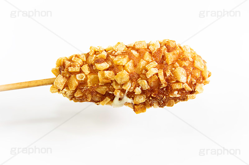チーズハットグ,チーズドック,ホットドッグ,アメリカンドッグ,ファーストフード,ジャンクフード,カロリー,食べ歩き,韓国グルメ,スナック,流行り,串,チーズ,伸びる,ソーセージ,ウィンナー,ジャガイモ,じゃがいも,ポテト,potato,cheese,snack