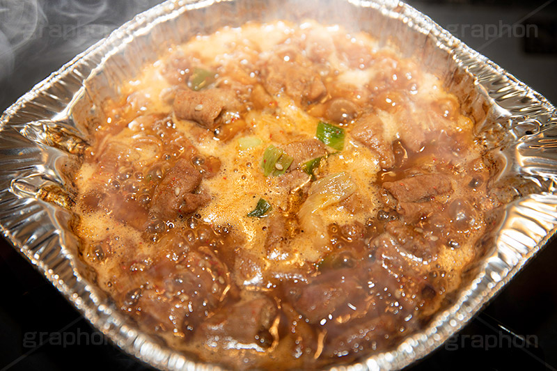 もつ煮,煮物,もつ,モツ,煮込み,居酒屋,日本料理,日本食,和食,総菜,お惣菜,つまみ,肉,ねぎ,ネギ,おつまみ,コンロ,japan,フルサイズ撮影