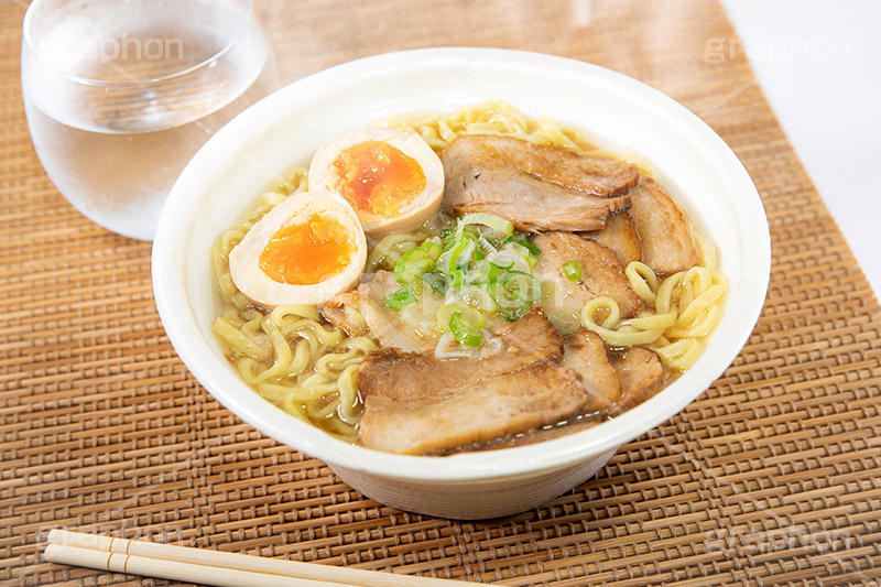 喜多方ラーメン,ラーメン,らーめん,麺,麺類,中華麺,麺料理,国民食,日本拉麺,しょうゆ,醤油,中華そば,湯気,チャーシュー,焼き豚,焼豚,味玉,たまご,玉子,ねぎ,ネギ,お冷,Ramen,Chinese noodles,japan,フルサイズ撮影