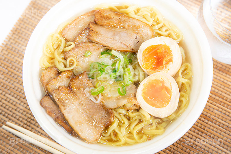 喜多方ラーメン,ラーメン,らーめん,麺,麺類,中華麺,麺料理,国民食,日本拉麺,しょうゆ,醤油,中華そば,湯気,チャーシュー,焼き豚,焼豚,味玉,たまご,玉子,ねぎ,ネギ,Ramen,Chinese noodles,japan,フルサイズ撮影