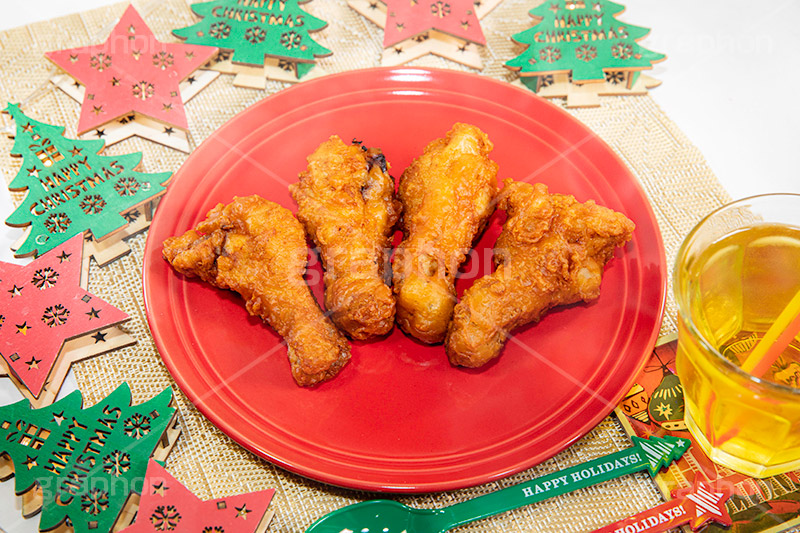 フライドチキン,チキン,クリスマスパーティー,クリスマス,パーティー,フライ,鶏,もも,ジューシー,揚げ,ファーストフード,ファストフード,惣菜,お惣菜,洋食,サクサク,脂,脂質,肉,chicken,Christmas,party,フルサイズ撮影