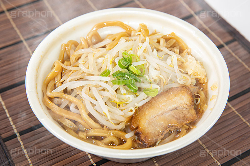 太麺,家系,豚骨醤油,ラーメン,らーめん,麺,麺類,中華麺,麺料理,国民食,日本拉麺,湯気,チャーシュー,焼き豚,焼豚,もやし,モヤシ,ネギ,ねぎ,Ramen,Chinese noodles,japan,フルサイズ撮影