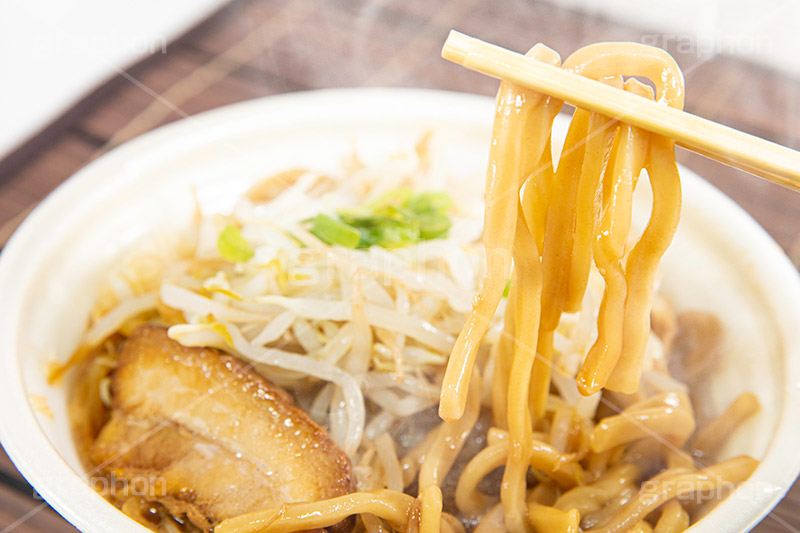 太麺,家系,豚骨醤油,ラーメン,らーめん,麺,麺類,中華麺,麺料理,国民食,日本拉麺,湯気,チャーシュー,焼き豚,焼豚,もやし,モヤシ,ネギ,ねぎ,Ramen,Chinese noodles,japan,フルサイズ撮影