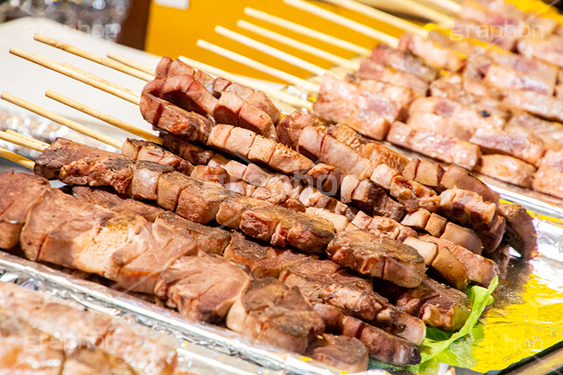 串焼き,牛肉,焼肉,焼き肉,肉,夏祭り,祭り,出店,露店,屋台,夏,サマー,夏休み,縁日,的屋,食べ歩き,おやつ,つまみ,おつまみ,summer,festival,japan