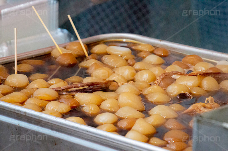 玉こんにゃく,こんにゃく,コンニャク,串,山形,出店,露店,屋台,祭り,温か,ホット,食,日本食,だし,出汁,汁,冬,湯気,あったか,japan