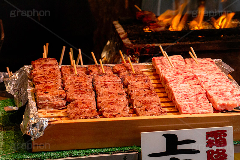 串焼き,霜降り,カルビ,牛肉,焼肉,焼き肉,肉,夏祭り,祭り,出店,露店,屋台,夏,サマー,夏休み,縁日,的屋,食べ歩き,おやつ,つまみ,おつまみ,summer,festival,japan