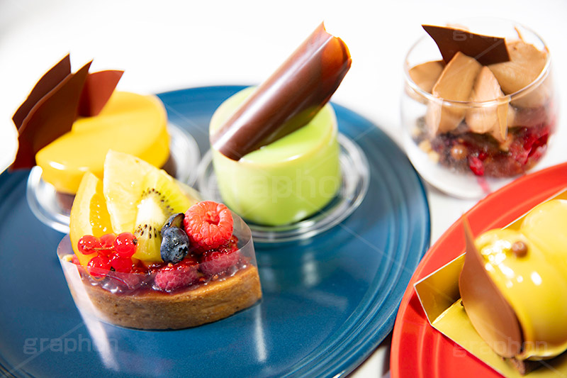 たくさんのケーキ,たくさん,ケーキ,タルト,チョコレート,チョコ,フルーツ,キウイ,ベリー,ラズベリー,ブルーベリー,ピスタチオ,ムース,クリーム,デザート,スイーツ,甘い,甘味,fruit,chocolate,party,cake,cream,フルサイズ撮影