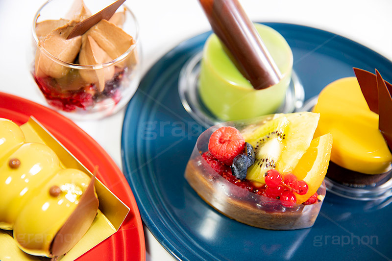 たくさんのケーキ,たくさん,ケーキ,タルト,チョコレート,チョコ,フルーツ,キウイ,ベリー,ラズベリー,ブルーベリー,ピスタチオ,ムース,クリーム,デザート,スイーツ,甘い,甘味,fruit,chocolate,party,cake,cream,フルサイズ撮影