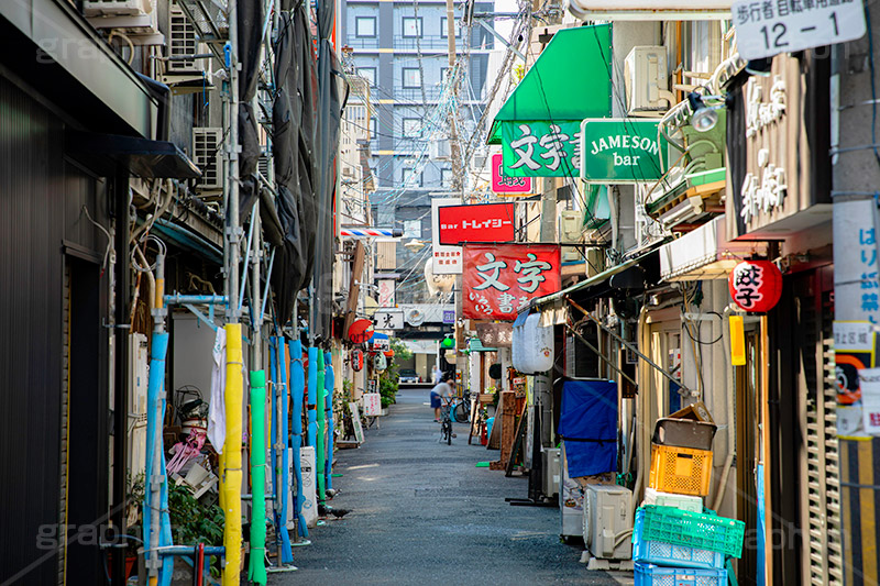 なんば,難波,商店街,千日前,看板,老舗,裏路地,裏道,グランド花月,繁華街,観光地,大阪,大阪府,大阪市,中央区,japan,osaka,フルサイズ撮影