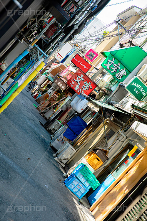 なんば,難波,商店街,千日前,看板,老舗,裏路地,裏道,グランド花月,繁華街,観光地,大阪,大阪府,大阪市,中央区,japan,osaka,フルサイズ撮影