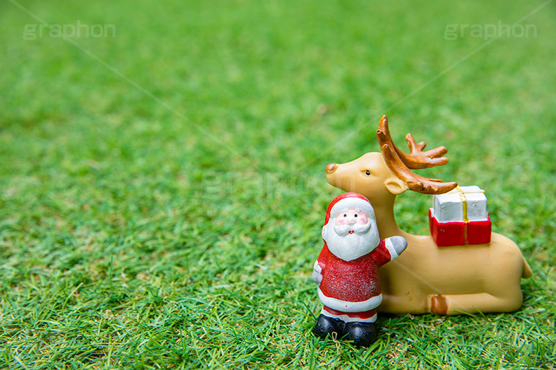 XMAS,サンタの森,サンタ,サンタクロース,トナカイ,プレゼント,クリスマスオーナメント,クリスマス,冬,おもちゃ,玩具,芝,芝生,present,CHRISTMAS,toy,ornament,present,フルサイズ撮影