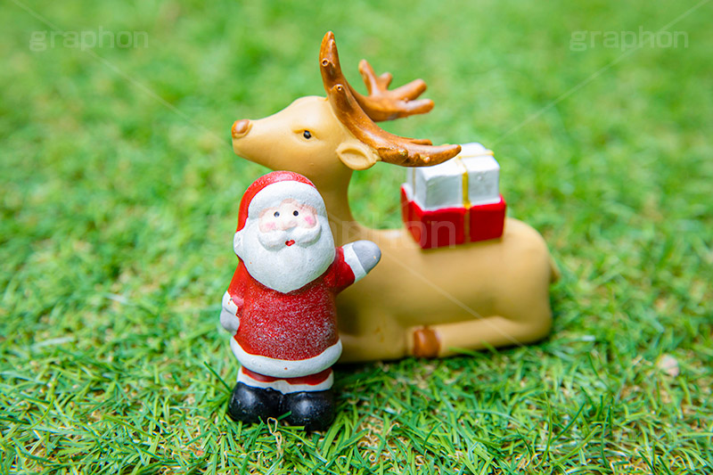 XMAS,サンタの森,サンタ,サンタクロース,トナカイ,プレゼント,クリスマスオーナメント,クリスマス,冬,おもちゃ,玩具,芝,芝生,present,CHRISTMAS,toy,ornament,present,フルサイズ撮影