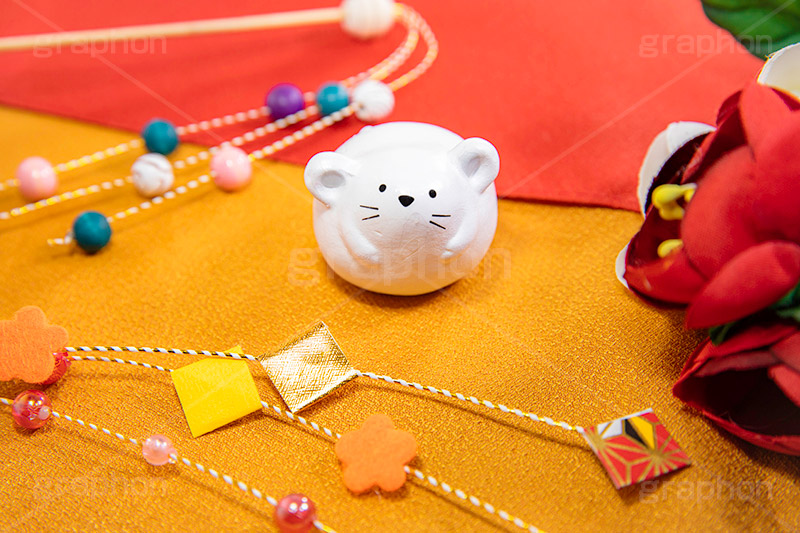 ねずみの置物,ねずみ年,干支,ねずみ,ネズミ,マウス,子,置物,おもちゃ,玩具,フィギュア,つばき,椿,ツバキ,正月飾り,年賀,年賀状,お正月,正月,年明け,新年,ニューイヤー,アニバーサリー,イベント,行事,風習,event,anniversary,japan,mouse,フルサイズ撮影